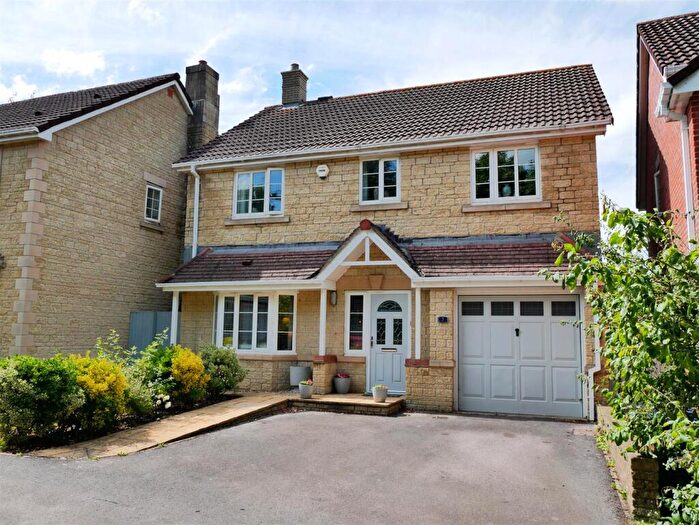 4 Bedroom Detached House For Sale In Thatcham Close, Calne, SN11