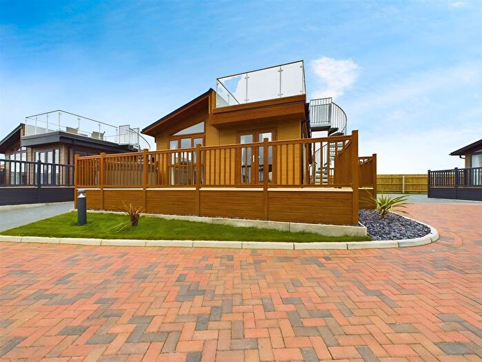 2 Bedroom Mobile/park Home For Sale In Coast Road, Sandy Beach Holiday Park, Bacton, NR12