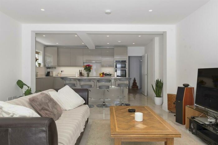 3 Bedroom Flat To Rent In Kendal Road, Willesden Green, NW10