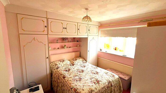 2 Bedroom Bungalow For Sale In Cherrydown, Grays, RM16