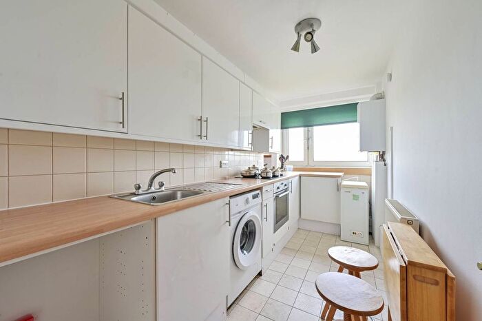 1 Bedroom Flat To Rent In Tunworth Crescent, Roehampton, London, SW15