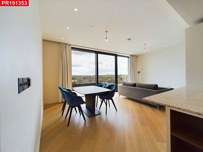 2 Bedroom Flat To Rent In Wood Crescent, London, W12