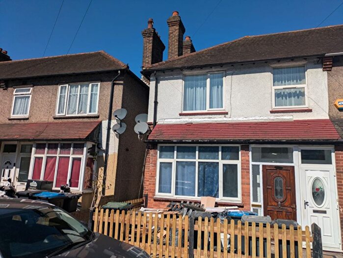 2 Bedroom Flat To Rent In Davidson Road, Croydon, CR0