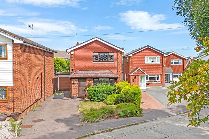 3 Bedroom Detached House For Sale In Kiln Field, Hook End, CM15