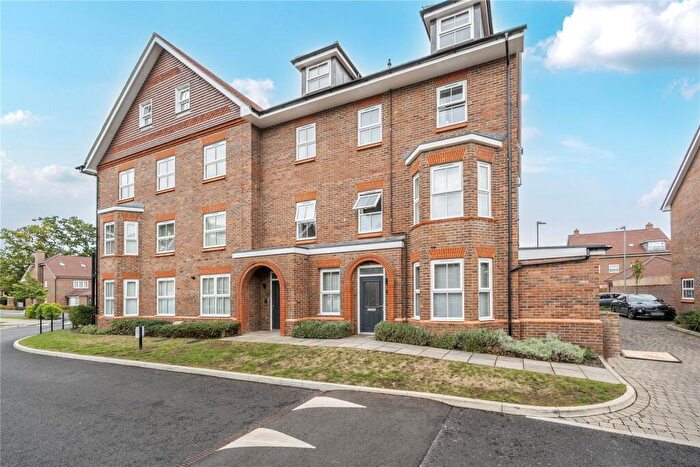 2 Bedroom Flat For Sale In Albright Gardens, Walton-On-Thames, KT12