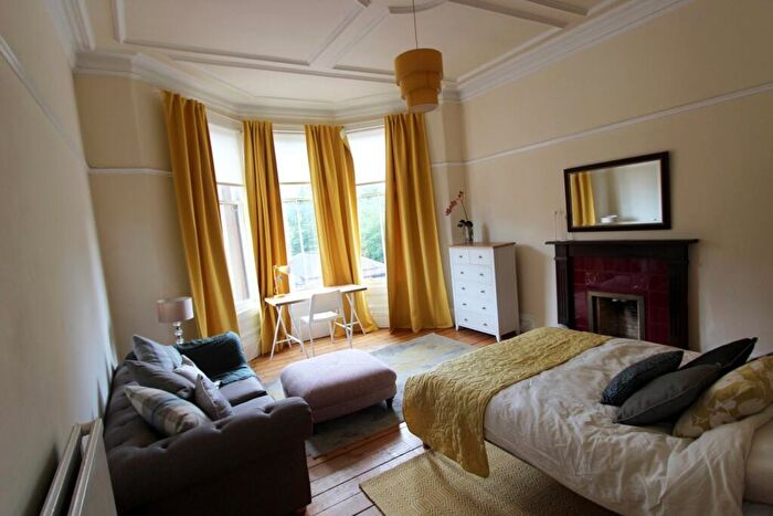 3 Bedroom Apartment To Rent In Clarence Drive, Glasgow, G12