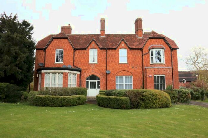 2 Bedroom Ground Flat To Rent In Rogers Croft, Woughton On The Green, Milton Keynes, MK6