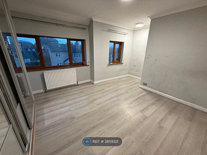 2 Bedroom End Of Terrace House To Rent In Kings Chase, Brentwood, CM14