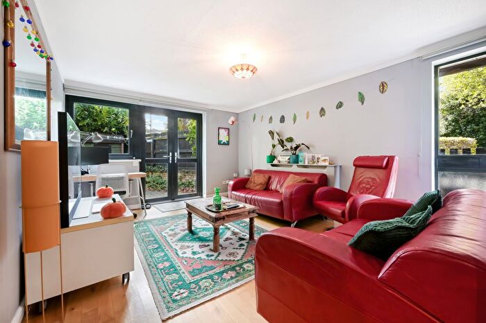 3 Bedroom Flat To Rent In Ericcson Close, London, SW18