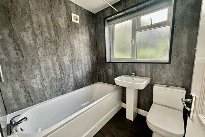 2 Bedroom Flat To Rent In Cuxton, Rochester, ME2