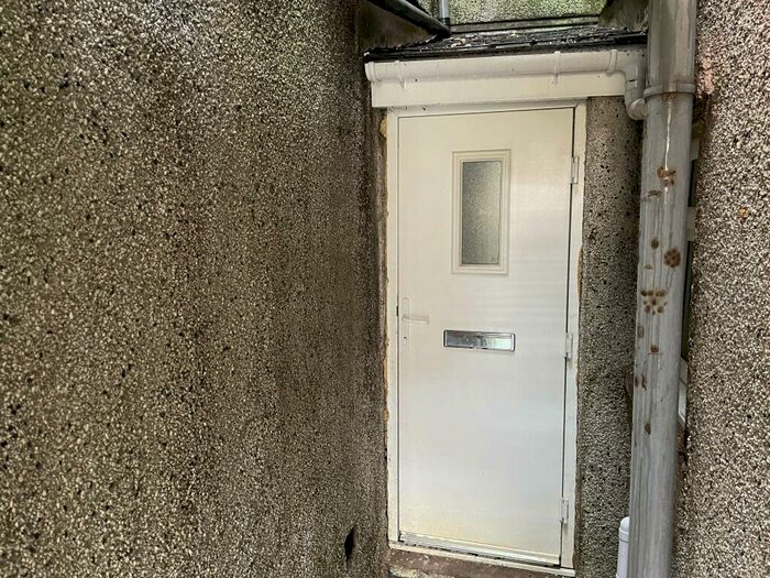 2 Bedroom Flat To Rent In East Court, East Road, Tylorstown, CF43