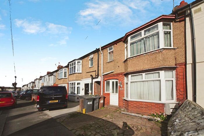 3 Bedroom Terraced House For Sale In St. Catherines Avenue, Luton, LU3