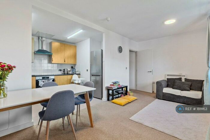 3 Bedroom Flat To Rent In Drayton Park, London, N5