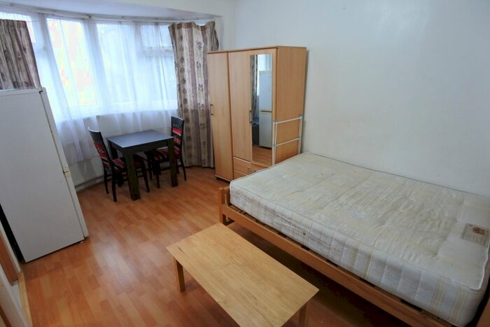 Studio To Rent In Wakemans Hill Avenue, Kingsbury, NW9
