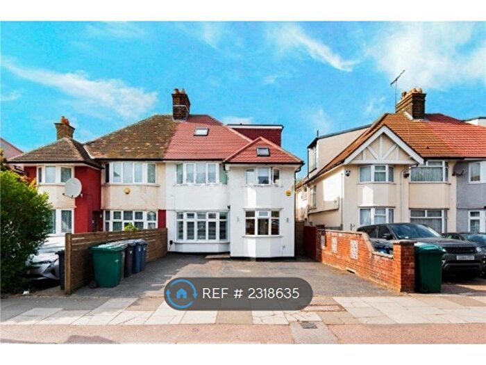 3 Bedroom Flat To Rent In The Vale, London, NW11