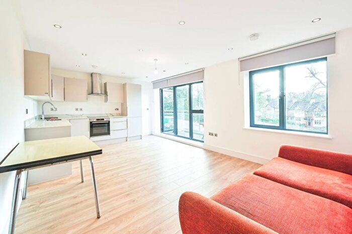 2 Bedroom Flat To Rent In Steeplands, Bushey, WD23