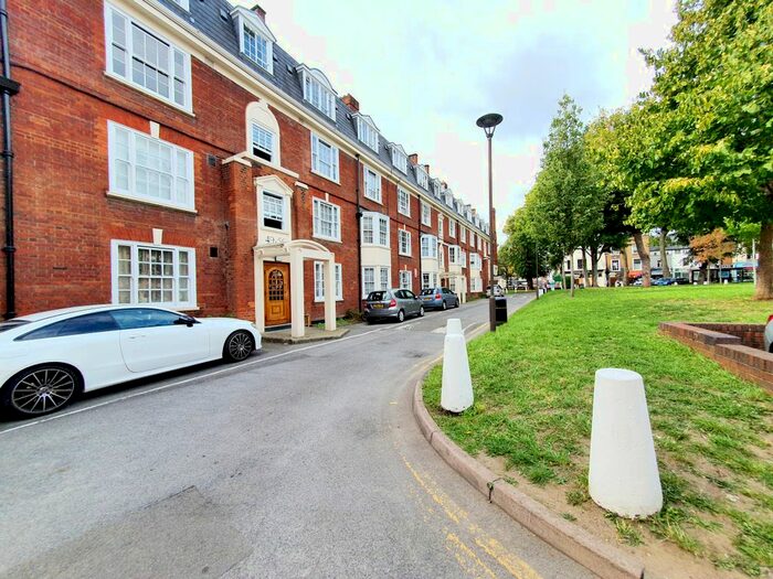 2 Bedroom Flat To Rent In Camlet Way, Barnet, EN4