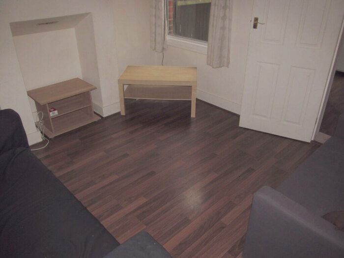 6 Bedroom Terraced House To Rent In Grange Avenue, Reading, Berkshire, RG6