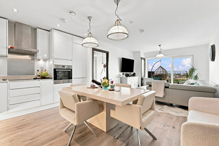 2 Bedroom Apartment For Sale In Victoria Avenue, Southend On Sea, SS2