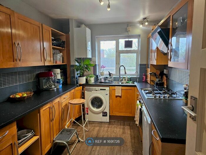 3 Bedroom Flat To Rent In South Lane, New Malden, KT3