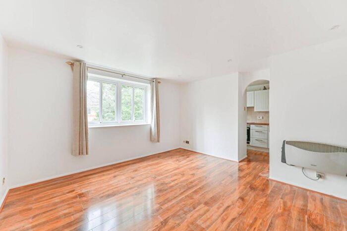 2 Bedroom Flat To Rent In Chipstead Close, Belmont, Sutton, SM2