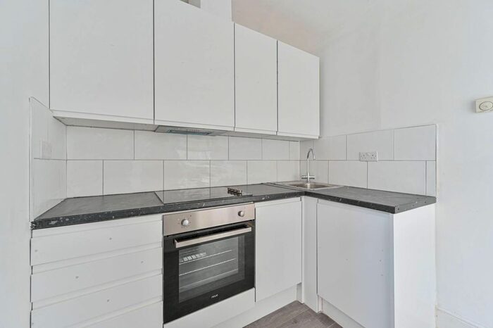 2 Bedroom Flat To Rent In Conyers Road, Streatham Common, London, SW16