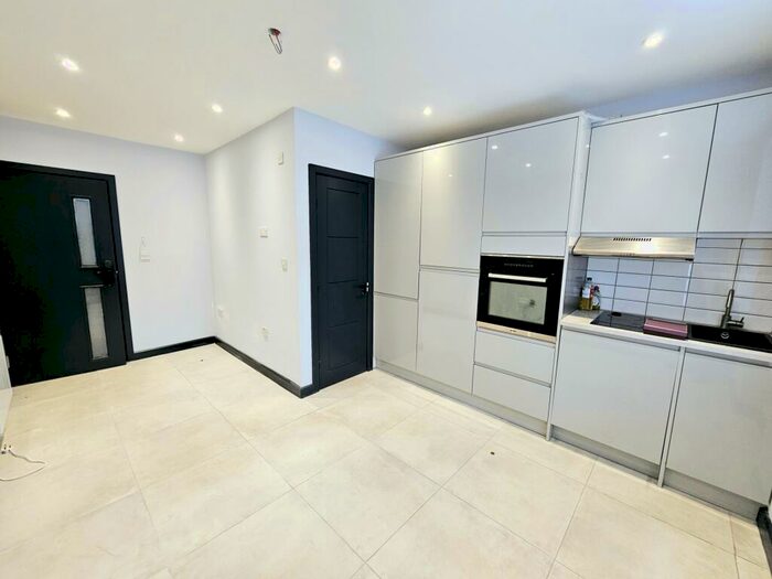 Apartment To Rent In Archway Road, Highgate, N6