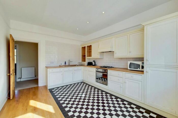 1 Bedroom Maisonette To Rent In Aldbourne Road, Shepherd's Bush, London, W12