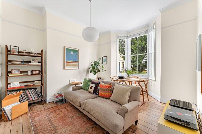 2 Bedroom Maisonette For Sale In Poole Road, London, E9