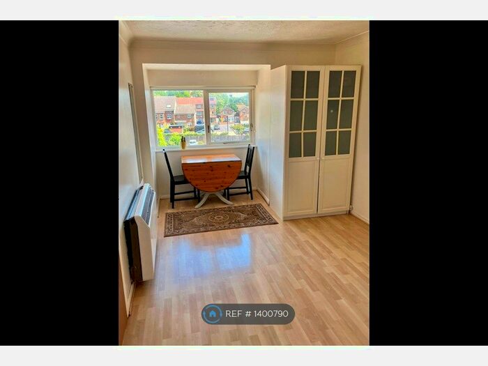 Studio To Rent In Oxley Close, London, SE1