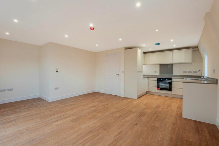 2 Bedroom Flat To Rent In Portland Yard, Bishopric, Horsham, West Sussex, RH12