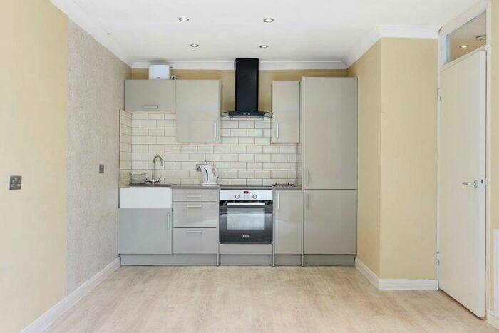 1 Bedroom Flat To Rent In Cedar Close, London, SE21