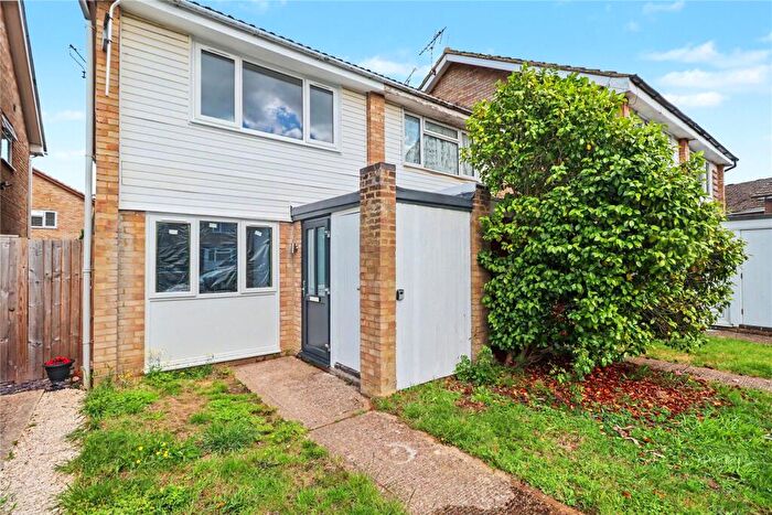2 Bedroom End Of Terrace House For Sale In Oakfield, Woking, Surrey, GU21