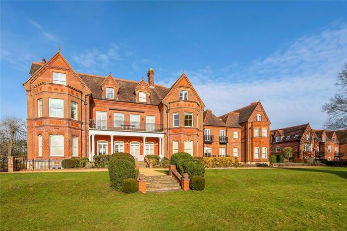 3 Bedroom Flat For Sale In Enton Lane, Godalming, GU8