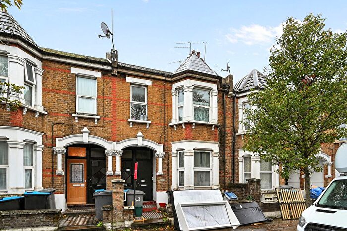 3 Bedroom Maisonette For Sale In Hillside, London, NW10