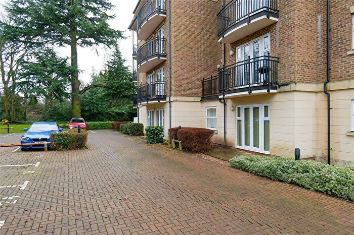 2 Bedroom Flat For Sale In Carmelite Drive, Reading, Berkshire, RG30