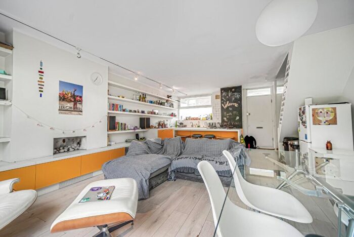 3 Bedroom Flat To Rent In Westbridge Road, London, SW11