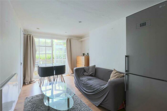 2 Bedroom Apartment To Rent In Caledonian Road, Islington, London, N1