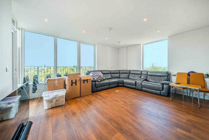 3 Bedroom Flat To Rent In Mahindra Way, Beckton, London, E6