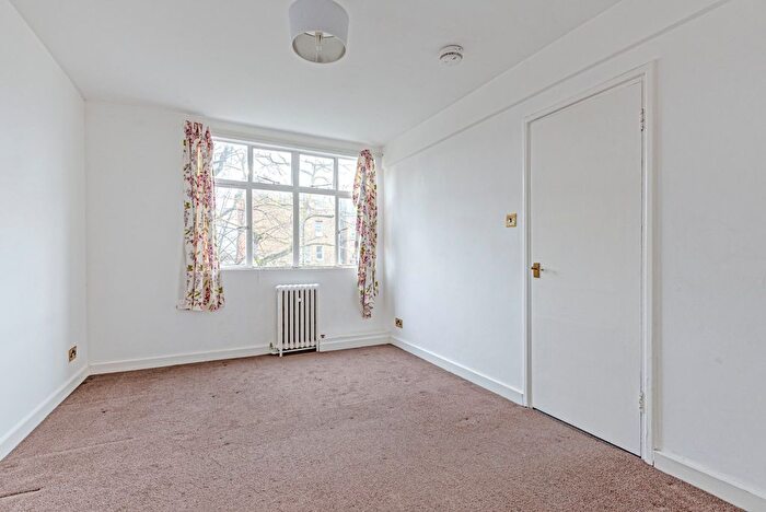 Studio To Rent In Shepherds Bush Green, London, W12