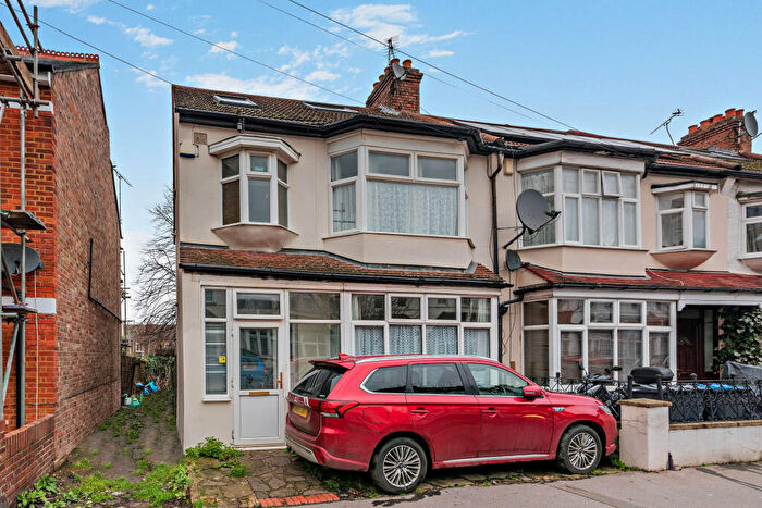 4 Bedroom End Of Terrace House For Sale In Cedar Road, Croydon, CR0