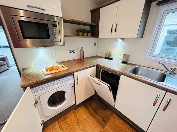 2 Bedroom Mobile/park Home For Sale In Shottendane Road, Birchington, CT7