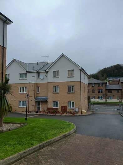 2 Bedroom Flat To Rent In Folkestone Road, Dover, CT17