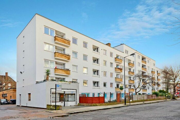 3 Bedroom Flat To Rent In Dickens Estate, London, SE1