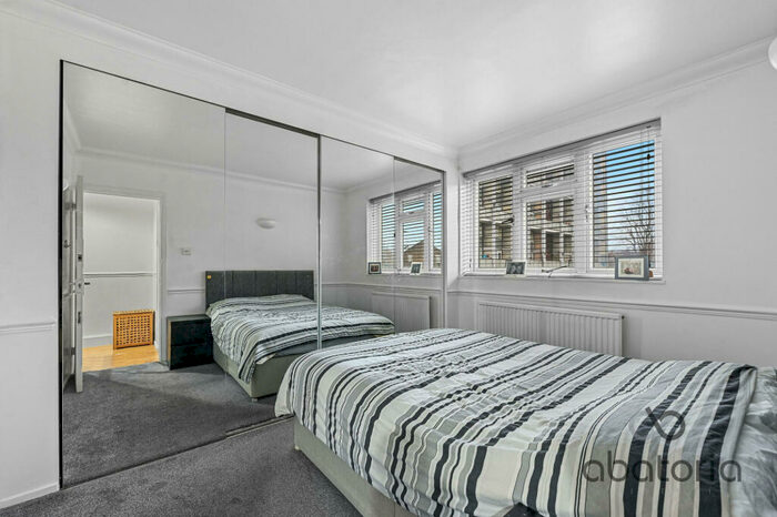 3 Bedroom Terraced House For Sale In Wyllen Close, London, E1