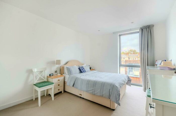 2 Bedroom Flat To Rent In Alexandra Avenue, Battersea Park, London, SW11
