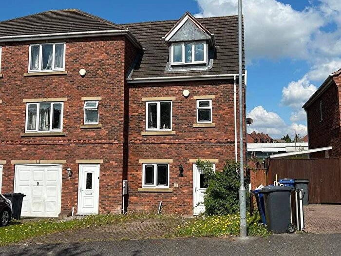 3 Bedroom Town House To Rent In Thornwood Close, Thurnscoe, S63