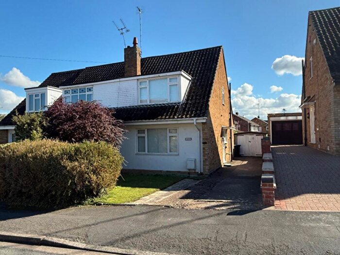 3 Bedroom Semi-Detached House For Sale In Carlton Road, Rugby, CV22