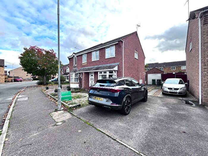 3 Bedroom Semi-Detached House To Rent In Maple Drive, NR8