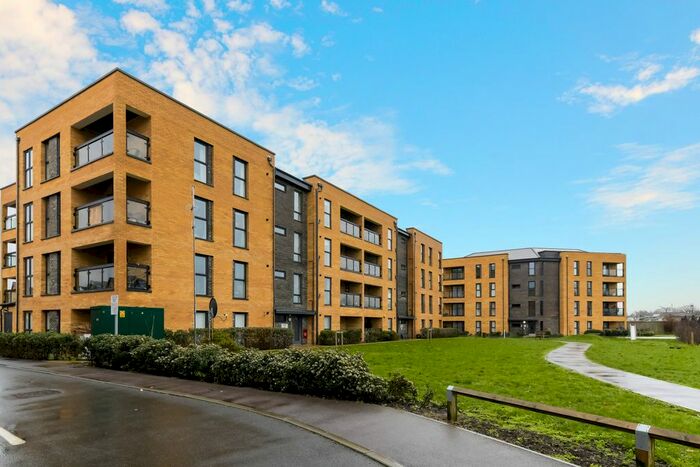 3 Bedroom Flat To Rent In Tala Close, Surbiton, KT6